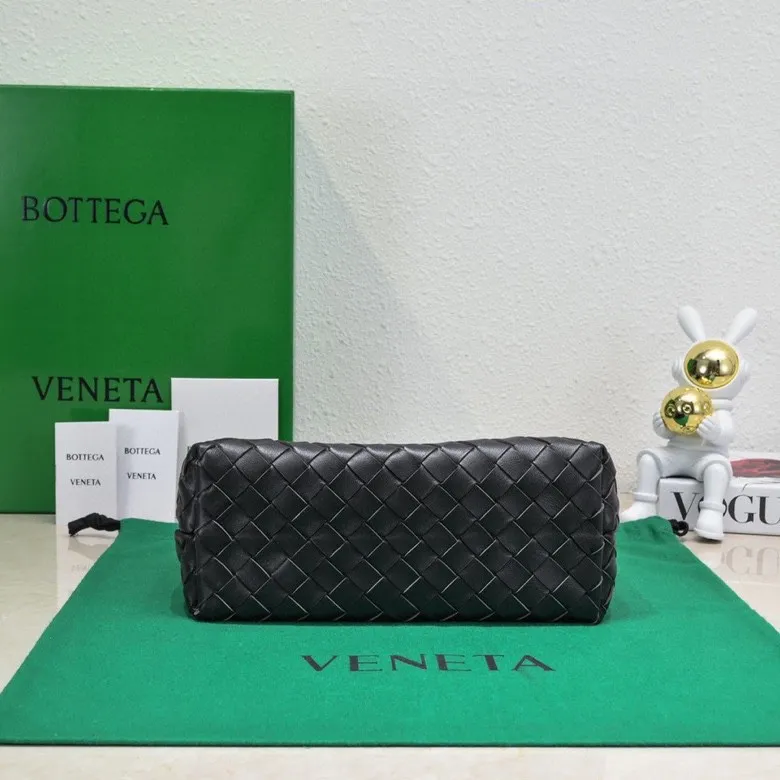 Batch 1860 B's 2024 spring and summer new style continues the brand's woven style with detailed metal knot switch buckles. This time, the shoulder straps are also made into tube weaves, showing different craftsmanship. The carrying method is versatile to create more different styles. Intrecciato woven leather small handbag, equipped with sliding crossbody strap. Internal compartments, including 1 zipper pocket and 2 open pockets with magnetic buckle closure. Size: 19*25*10.5cm, model: 7463#